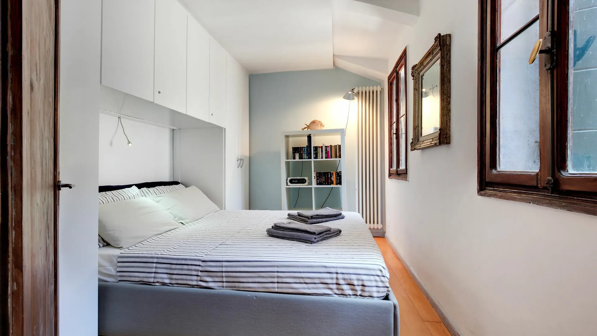 Bragora Smoochy Attic Venice Apartment