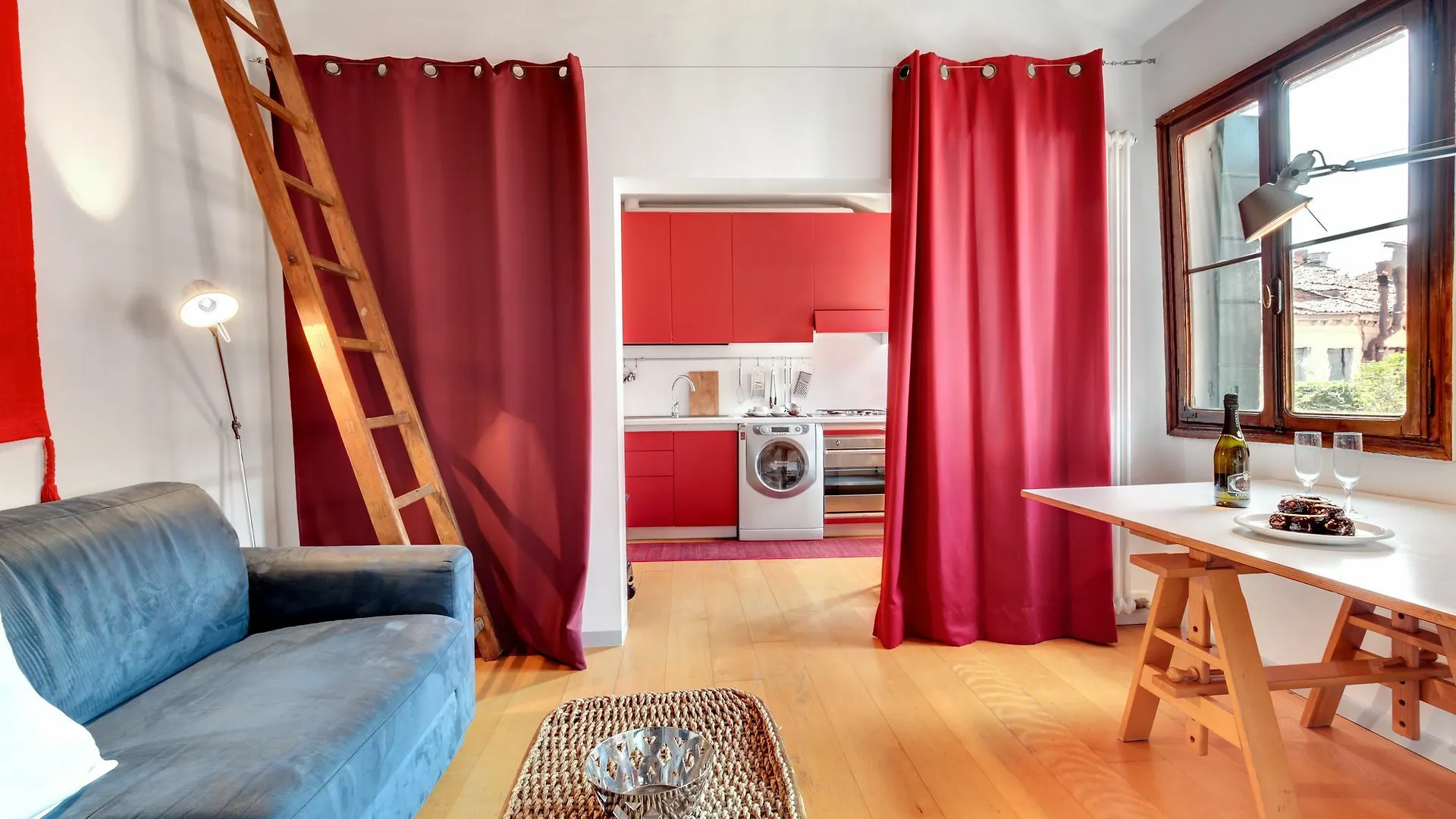 Bragora Smoochy Attic Venice Apartment